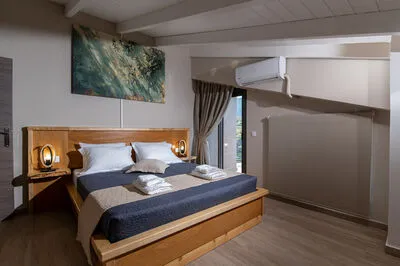 Suite 3 with front sea view and communal pool