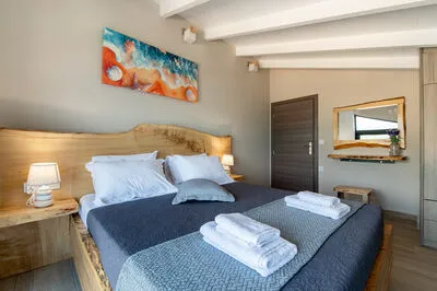 Suite 3 with front sea view and communal pool