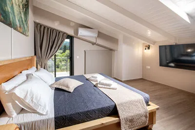 Suite 3 with front sea view and communal pool
