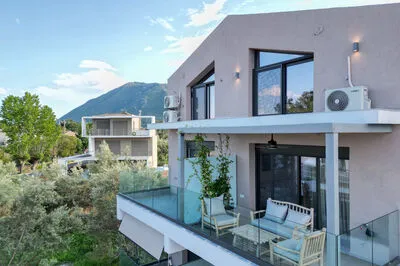 Suite 3 with front sea view and communal pool