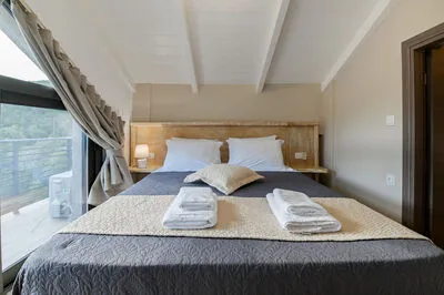 Suite 4 with front sea view and communal pool