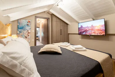 Suite 4 with front sea view and communal pool