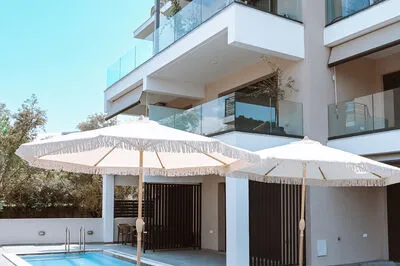 Suite 4 with front sea view and communal pool