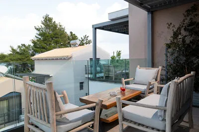Suite 4 with front sea view and communal pool