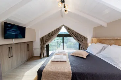 Suite 4 with front sea view and communal pool