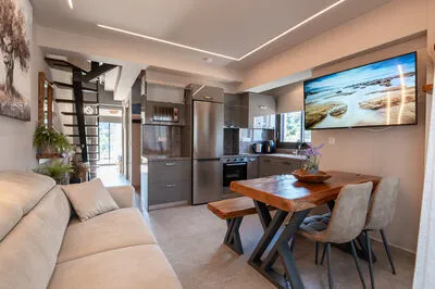 Suite 4 with front sea view and communal pool
