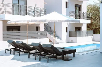 Suite 4 with front sea view and communal pool