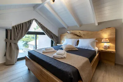 Suite 4 with front sea view and communal pool