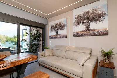 Suite 4 with front sea view and communal pool