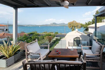 Suite 4 with front sea view and communal pool