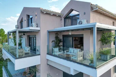 Suite 4 with front sea view and communal pool