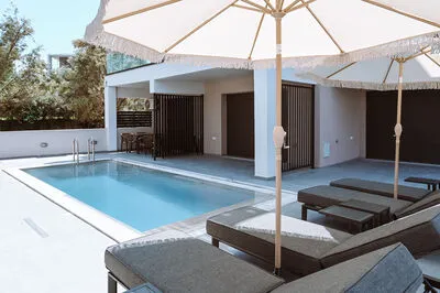 Suite 4 with front sea view and communal pool