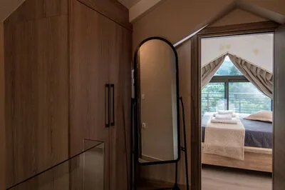 Suite 4 with front sea view and communal pool