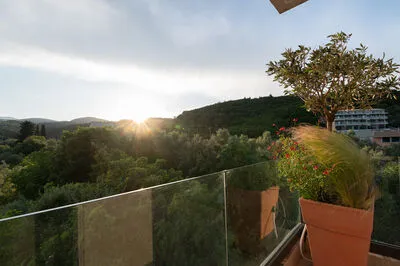 Suite 4 with front sea view and communal pool