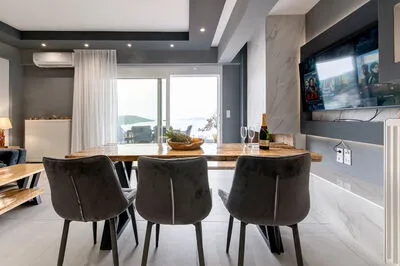 Suite 4 – A Two-Level Sanctuary with Captivating Gulf Views