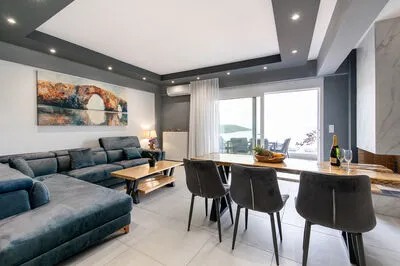 Suite 4 – A Two-Level Sanctuary with Captivating Gulf Views