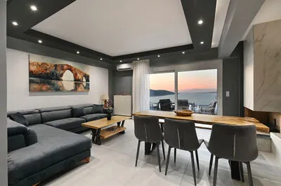 Suite 4 – A Two-Level Sanctuary with Captivating Gulf Views