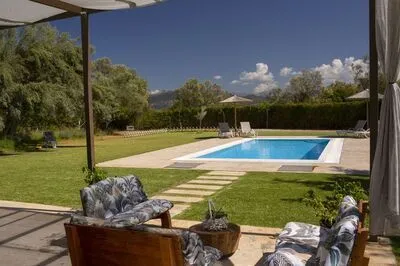 Secluded Villa Asprolià with salt water pool & large garden, close to town.