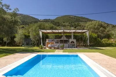 Secluded Villa Asprolià with salt water pool & large garden, close to town.