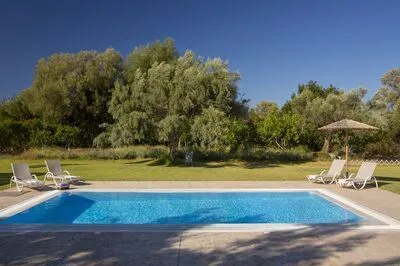 Secluded Villa Asprolià with salt water pool & large garden, close to town.