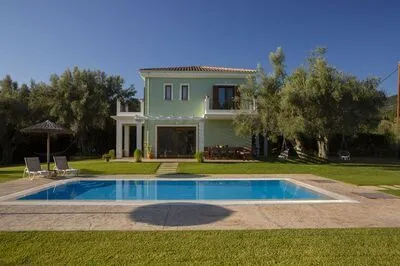 Secluded Villa Asprolià with salt water pool & large garden, close to town.