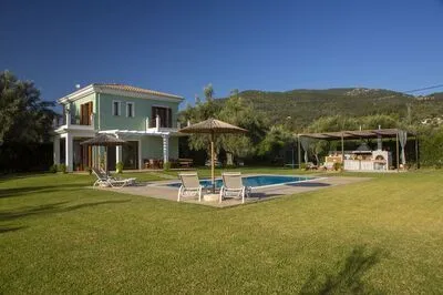 Secluded Villa Asprolià with salt water pool & large garden, close to town.
