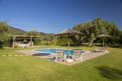 Secluded Villa Asprolià with salt water pool & large garden, close to town.