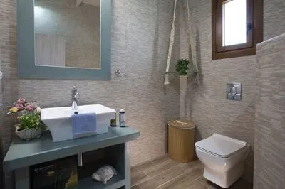 Secluded Villa Asprolià with salt water pool & large garden, close to town.