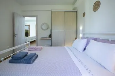 Secluded Villa Asprolià with salt water pool & large garden, close to town.