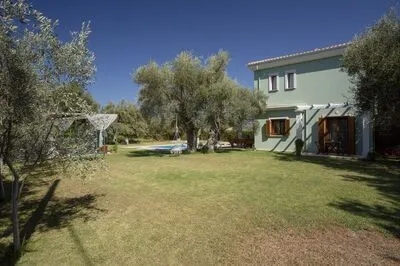 Secluded Villa Asprolià with salt water pool & large garden, close to town.