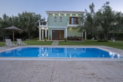 Secluded Villa Asprolià with salt water pool & large garden, close to town.