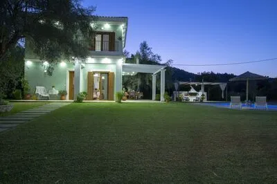 Secluded Villa Asprolià with salt water pool & large garden, close to town.