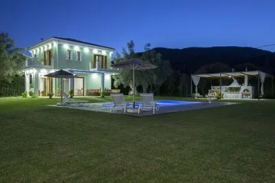 Secluded Villa Asprolià with salt water pool & large garden, close to town.