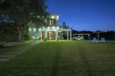 Secluded Villa Asprolià with salt water pool & large garden, close to town.