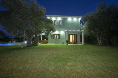 Secluded Villa Asprolià with salt water pool & large garden, close to town.