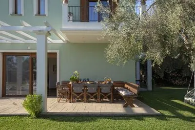 Secluded Villa Asprolià with salt water pool & large garden, close to town.