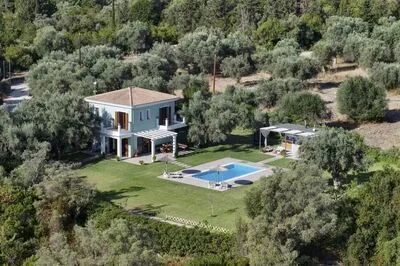 Secluded Villa Asprolià with salt water pool & large garden, close to town.
