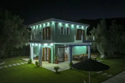 Secluded Villa Asprolià with salt water pool & large garden, close to town.