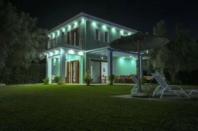 Secluded Villa Asprolià with salt water pool & large garden, close to town.