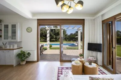 Secluded Villa Asprolià with salt water pool & large garden, close to town.