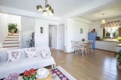 Secluded Villa Asprolià with salt water pool & large garden, close to town.