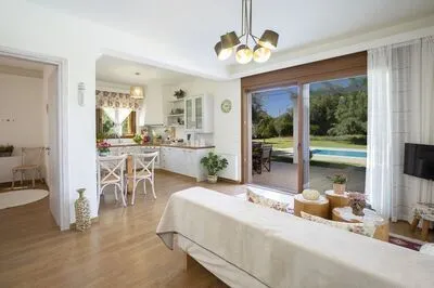Secluded Villa Asprolià with salt water pool & large garden, close to town.