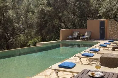 Villa Amoudia - Luxury Villa right on the beach with Private Pool