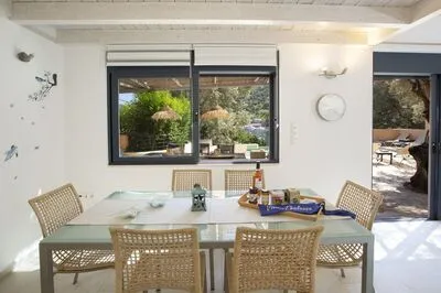 Villa Amoudia - Luxury Villa right on the beach with Private Pool