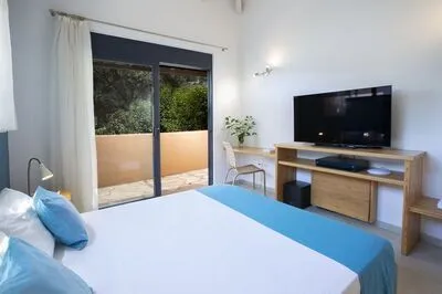 Villa Amoudia - Luxury Villa right on the beach with Private Pool