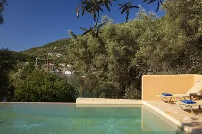 Villa Amoudia - Luxury Villa right on the beach with Private Pool