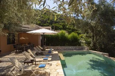 Villa Amoudia - Luxury Villa right on the beach with Private Pool