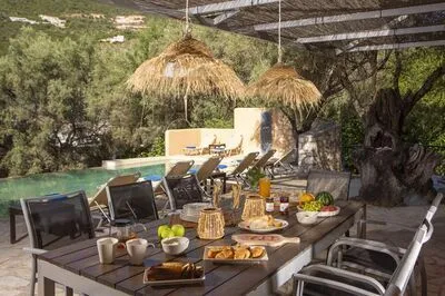 Villa Amoudia - Luxury Villa right on the beach with Private Pool