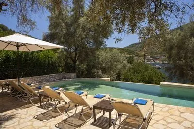 Villa Amoudia - Luxury Villa right on the beach with Private Pool