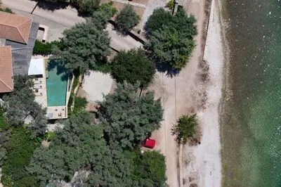 Villa Amoudia - Luxury Villa right on the beach with Private Pool